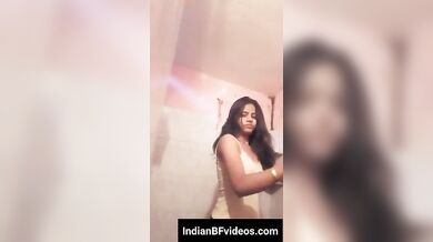 गाऊन उतारकर न्यूड जिस्म सहलाती लडकी