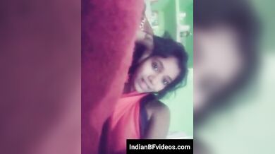 गाना गाते हुए नंगा बदन दिखाती लडकी