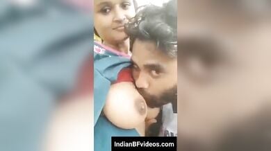 जंगल मे गर्लफ्रेंड को लेजा उसके टाइट बूब्स चूसता लड़का