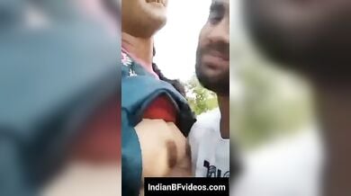 जंगल मे गर्लफ्रेंड को लेजा उसके टाइट बूब्स चूसता लड़का