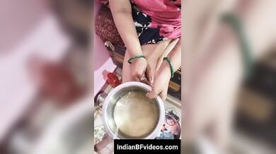 मूत वाली चाय पीके चुदी गन्दी ऑन्टी