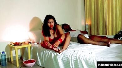 हिंदी मे गन्दी बाते करते हुए हनीमून सेक्स का मजा लेते कपल