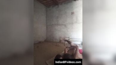 विलेज यंग लवर अलग अलग पोजीशन मे सेक्स कर रहे है