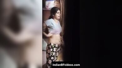 छुपके बनाया दीदी का कपडे बदलने का वीडियो