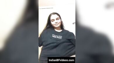 लंबे बालों वाली लडकी ने नंगी होकर दिखाई गांड