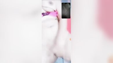 वीडियो कॉल पर चुत मसलकर दिखाती चुदासी लडकी