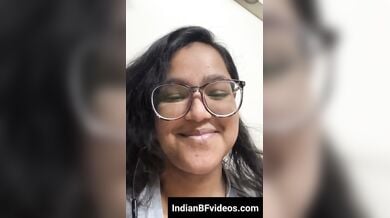 चश्म‍िश लडकी ने द‍िखाए निहायती बडे बडे बुब्स