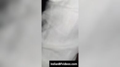क्यूट जीएफ को लौडै पर बिठाके वीडियो बनाया