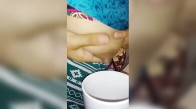  लडकी ने कप में डाला अपने बुब्स का दुध