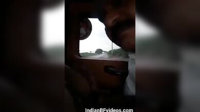 अंकल चूस रहे है ऑन्टी के बिग बूब्स कार के अंदर