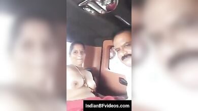 अंकल चूस रहे है ऑन्टी के बिग बूब्स कार के अंदर