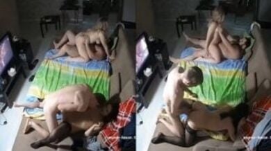 एक ही बेड पर पोर्न देखते हुए सेक्स करते स्टेप डैड-मॉम और स्टेप सन-डॉटर