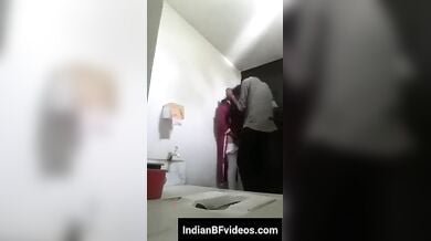 देसी हॉर्नी यंग लवर का टॉयलेट सेक्स वीडियो