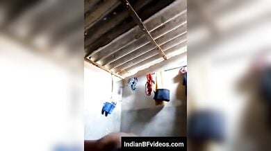 गरीब घर की खुबसूरत लडकी नहाने से पहले बॉयफ्रेंड के लिए हुई नंगी