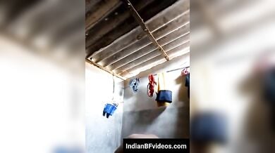 गरीब घर की खुबसूरत लडकी नहाने से पहले बॉयफ्रेंड के लिए हुई नंगी