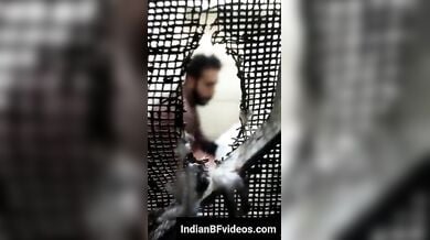 पब्लिक टॉयलेट के अंदर सेक्स करती पकड़ी गई भाभी