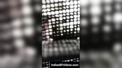 पब्लिक टॉयलेट के अंदर सेक्स करती पकड़ी गई भाभी