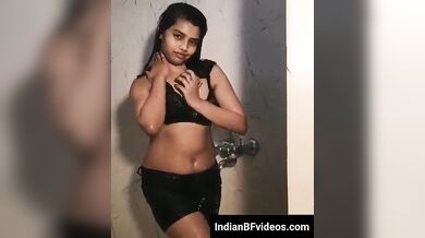 लडकी ने बाथरूम में किया न्यूड शो