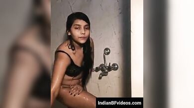 लडकी ने बाथरूम में किया न्यूड शो