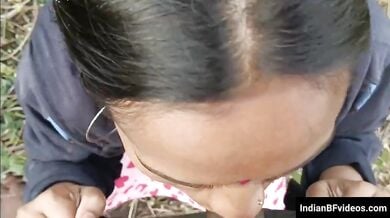 कविता भाभी जंगल मे जाके लंड चूसके मुँह पे कमशॉट लेटी है