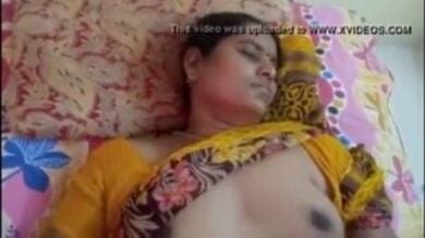 साडी पहनी बीवी की चुदाई कर उसे नींद से जगाया