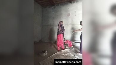 विलेज लवर ने जमीन मे बोरा बिछा करने लगे चुदाई