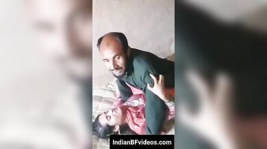 जवान रंडी की चुदाई करता पाकिस्तानी अंकल