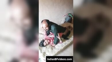 जवान रंडी की चुदाई करता पाकिस्तानी अंकल