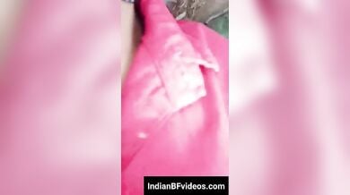 गर्लफ्रेंड की जींस खिसकाकर की झाडियों में चुदाई