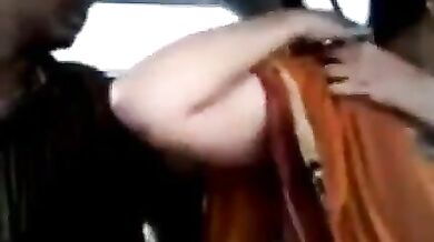 ड्राइवर ने ब्यूटीफुल मालकिन से कार में की चुम्मा चाटी