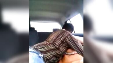 ड्राइवर ने ब्यूटीफुल मालकिन से कार में की चुम्मा चाटी