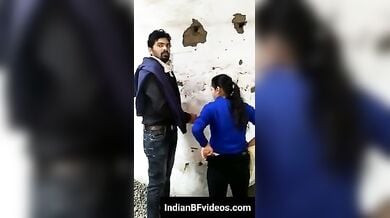ख़ुल्ले मे चुदाई करते पकडे गये देसी लवर हिंदी एमएमएस
