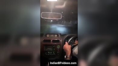 चलती कार में चुम्मा चाटी करते लवर्स