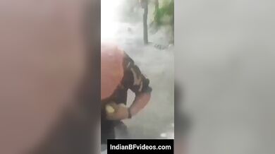 अमरुद तोड़ने आई पड़ोस वाली ऑन्टी ने दिखाई अपने बूब्स चुत और गांड