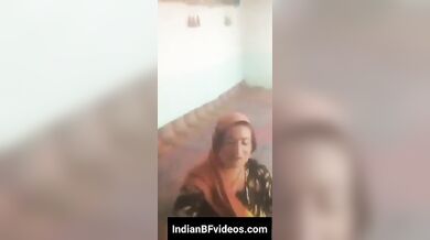 अमरुद तोड़ने आई पड़ोस वाली ऑन्टी ने दिखाई अपने बूब्स चुत और गांड