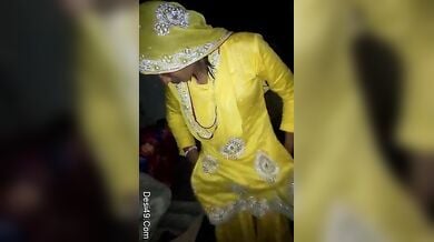 चुदाई के लिए सलवार चड्डी उतारती छत्तीसगढी बीवी