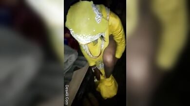 चुदाई के लिए सलवार चड्डी उतारती छत्तीसगढी बीवी