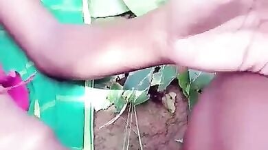 तेलुगु देहाती लड़की की पेटी पैक चूत जंगल में चोदी