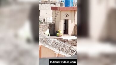 पड़ोसन ऑन्टीयो का छुपके से बनाया मूतने का वीडियो