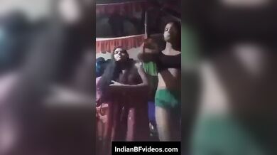 दो जवान बहनो ने एक साथ मिलके दिखाई अपनी नंगी बदन