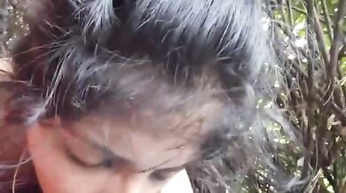 खूबसूरत चूचों वाली तेलुगु लड़की ने जंगल में चूसा लंड