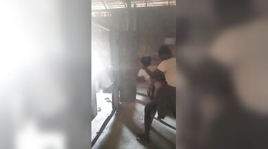 पड़ोसी लड़की संगीता को अब्दुल ने घर बुलाकर खड़े-खड़े चोदा