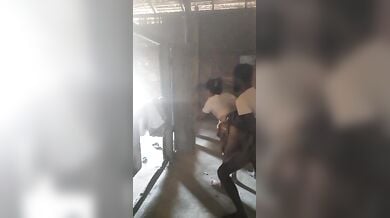 पड़ोसी लड़की संगीता को अब्दुल ने घर बुलाकर खड़े-खड़े चोदा