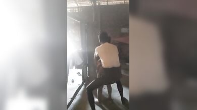 पड़ोसी लड़की संगीता को अब्दुल ने घर बुलाकर खड़े-खड़े चोदा