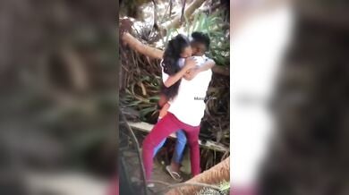 गार्डन के कोने में खड़े-खड़े सेक्स करते कॉलेज लवर्स को चुपके से देखें