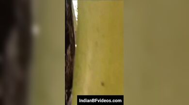 झाड़ियों के पीछे बीएफ का लंड चुस्ती क्यूट लड़की को छुपके फिल्माया