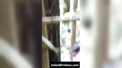 झाड़ियों के पीछे बीएफ का लंड चुस्ती क्यूट लड़की को छुपके फिल्माया