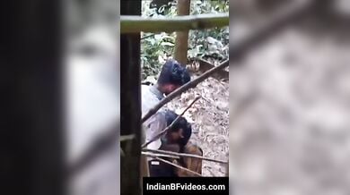 झाड़ियों के पीछे बीएफ का लंड चुस्ती क्यूट लड़की को छुपके फिल्माया
