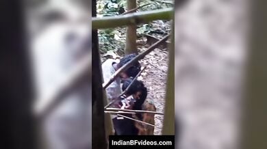 झाड़ियों के पीछे बीएफ का लंड चुस्ती क्यूट लड़की को छुपके फिल्माया