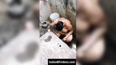 बिग बूब्स पड़ोसी आंटी को नंगी नहाते हुए देखे चुपके से